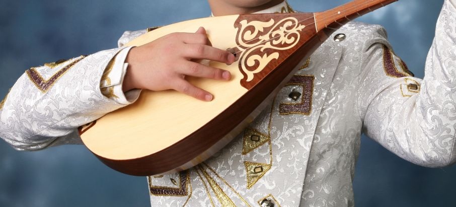 رەسەي دومبىراشىلارى قۇرمانعازىنىڭ «اداي» كۇيىن ورىندادى