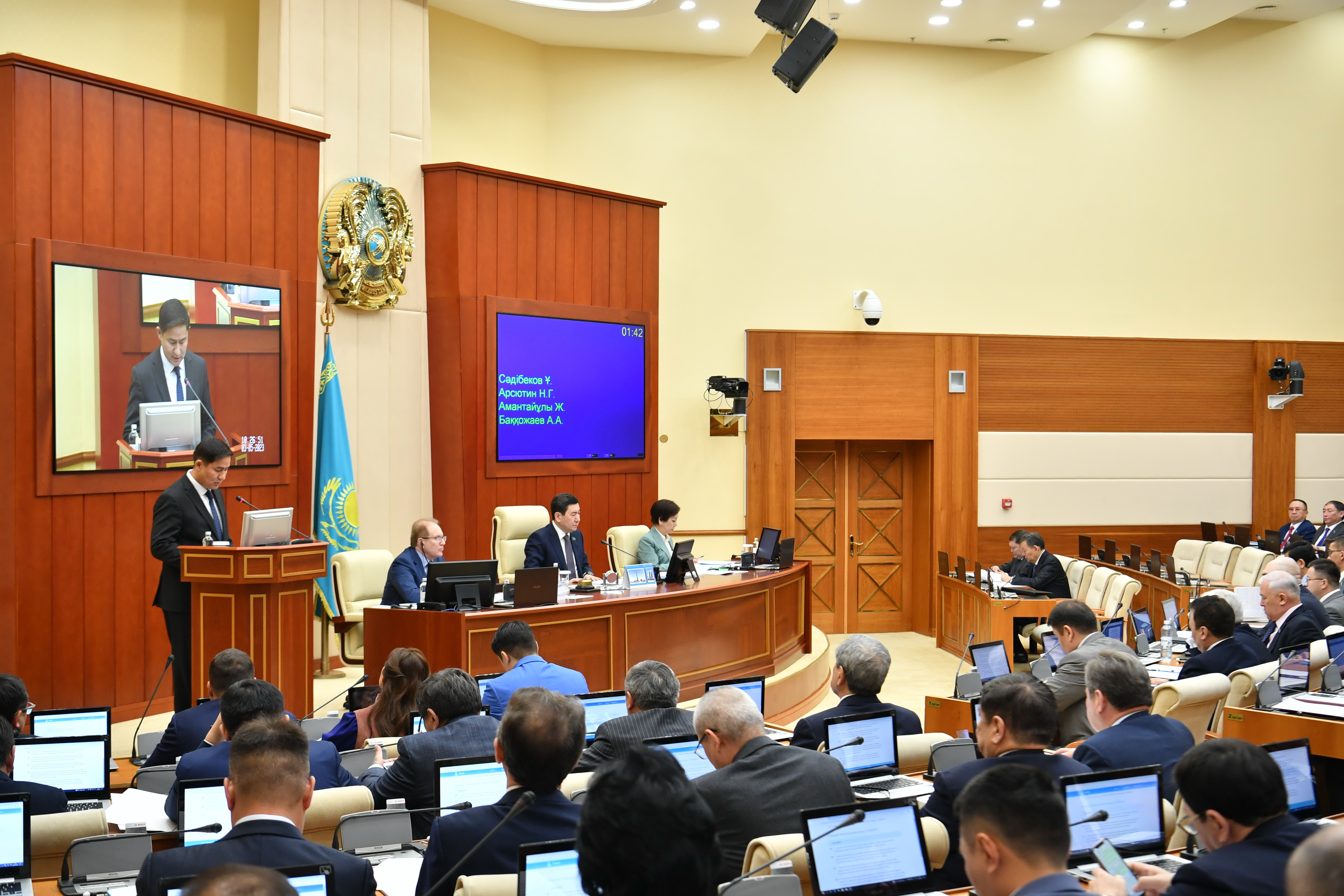 بانكتى ەمەس, حالىقتى ويلايتىن كەز