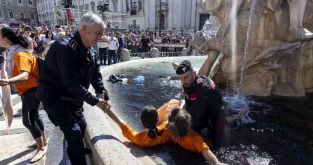 يتاليادا ايگىلى سۋبۇرقاقتىڭ سۋى قارا تۇسكە بويالدى