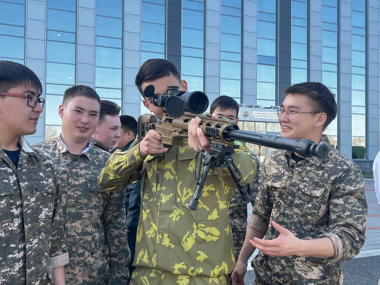 ۇلت قاۋىپسىزدىگى –  ۇلانداردىڭ قولىندا