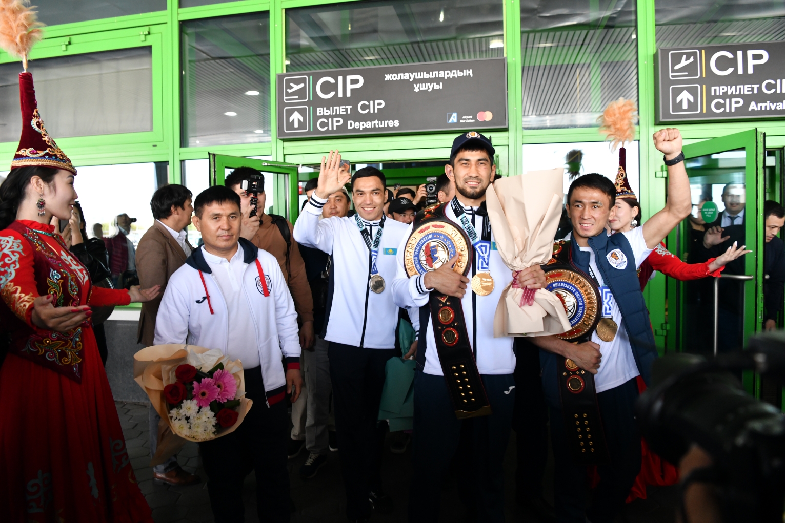 چەمپيوندار ەلگە ورالدى