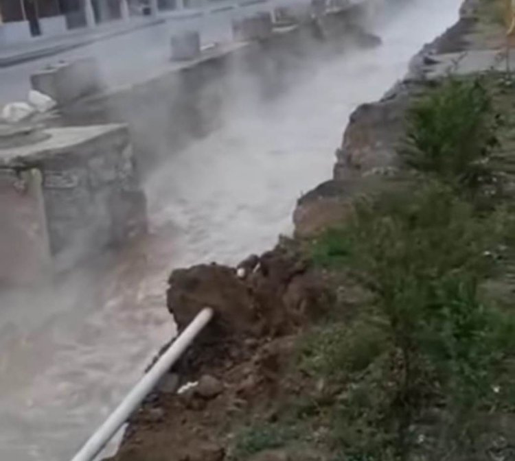 ەكىباستۇزدا جوندەلىپ جاتقان قۇبىردان ىستىق سۋ اتقىلاپ, كوشەنى باسىپ قالدى