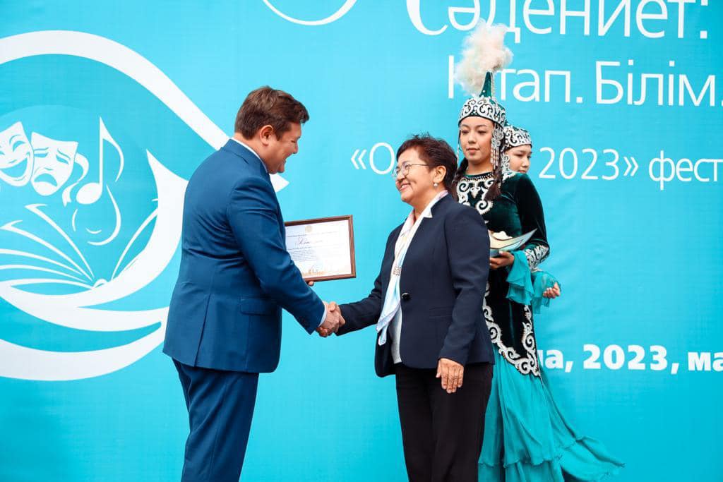 اسحات ورالوۆ كىتاپحانانىڭ ۇزدىك قىزمەتكەرلەرى مەن ارداگەرلەرىن ماراپاتتادى