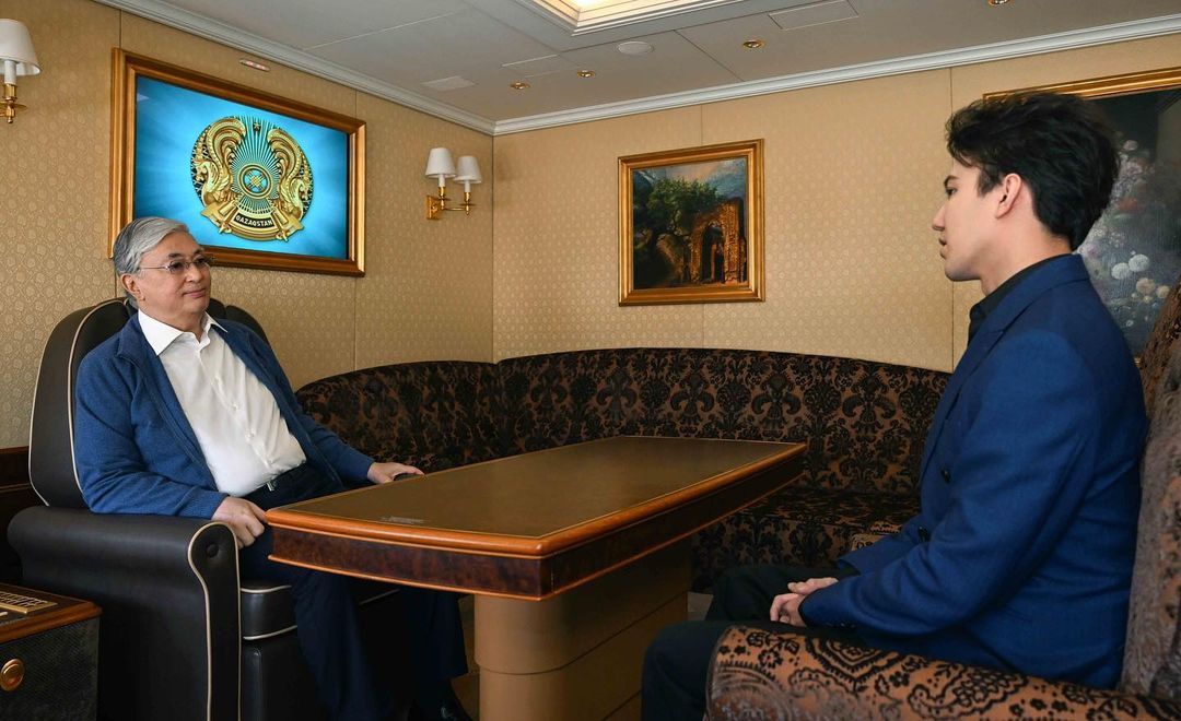 ديماش قۇدايبەرگەن پرەزيدەنتپەن ساپارلاس بولعان ءساتىن جاريالادى