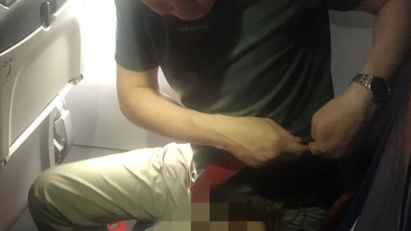 قوستانايلىق دارىگەرلەر ۇشاقتا جۇرەگى توقتاپ قالعان ايەلدى امان الىپ قالدى