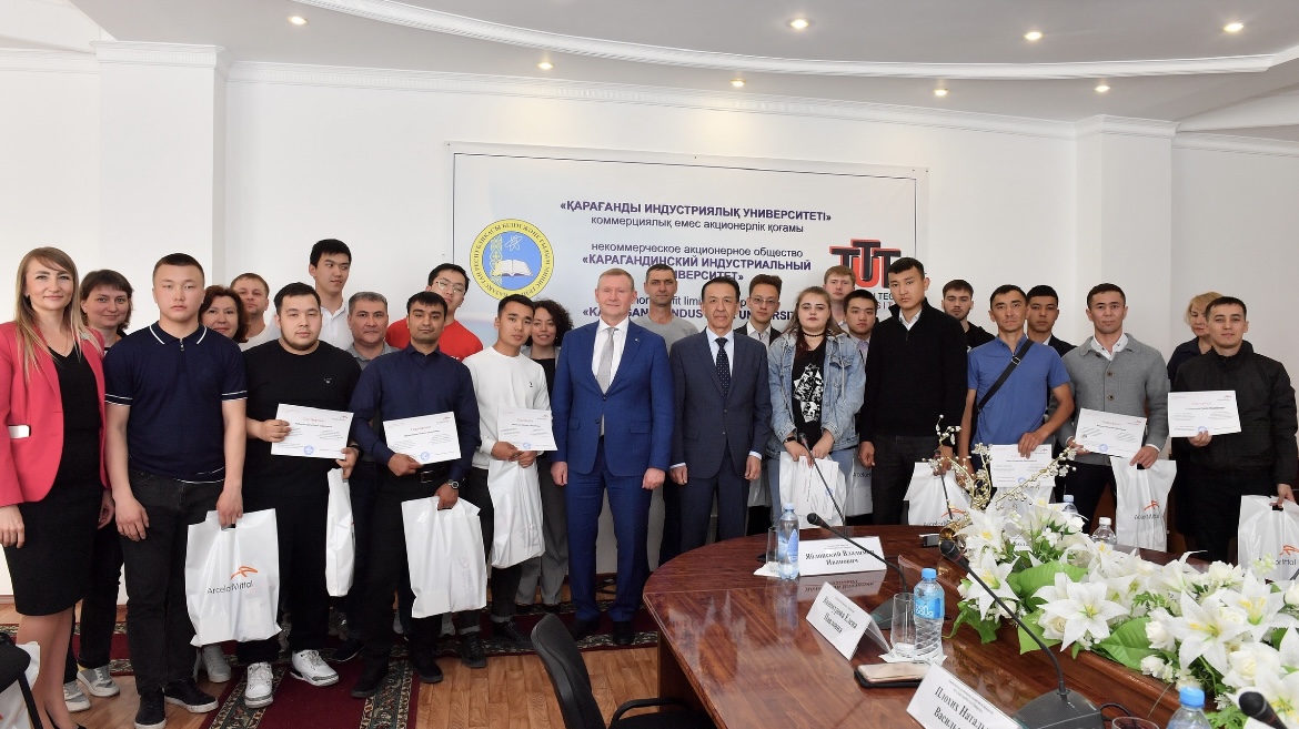 «ارسەلورميتتال تەمىرتاۋ» كومپانياسى ستۋدەنتتەرگە ءبىلىم بەرۋ گرانتتارىن ءبولدى