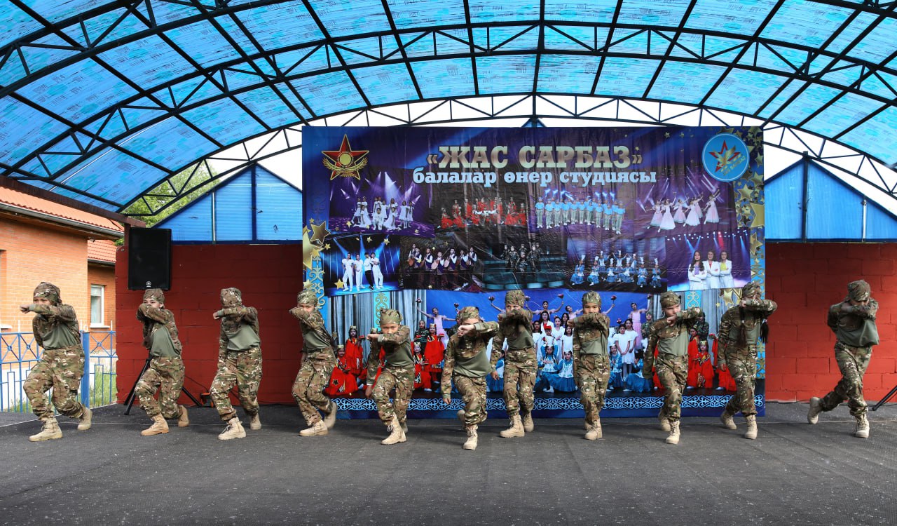 بالالار اۋىلىنداعى مەرەكە