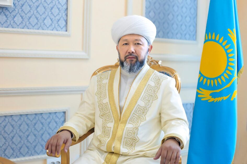 كەنەسارىنىڭ قۇرانىمەن بىرگە  بەرەكە كەلەدى