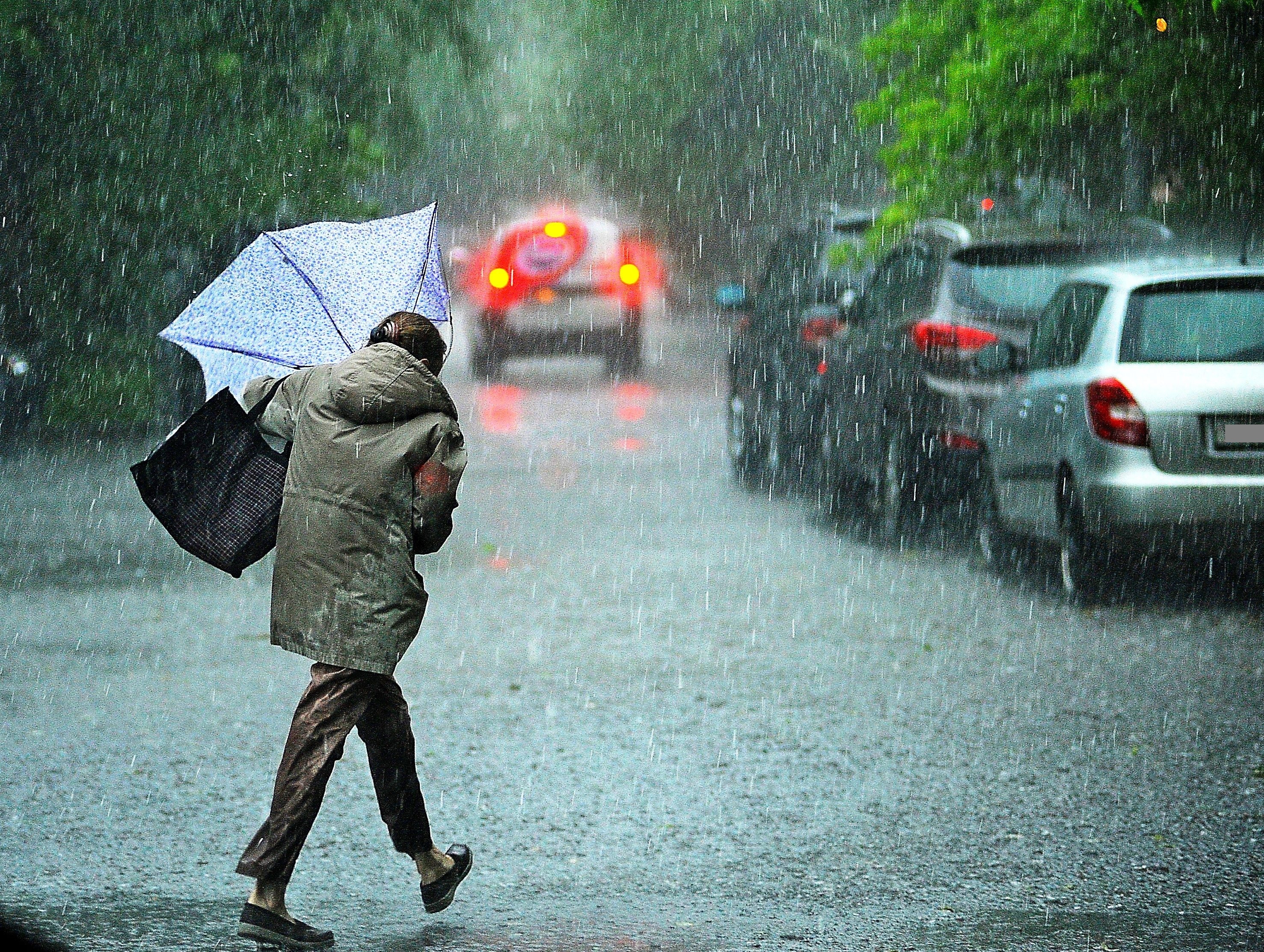 بۇگىن ەلىمىزدىڭ باسىم بولىگىندە جاڭبىر جاۋىپ, نايزاعاي وينايدى