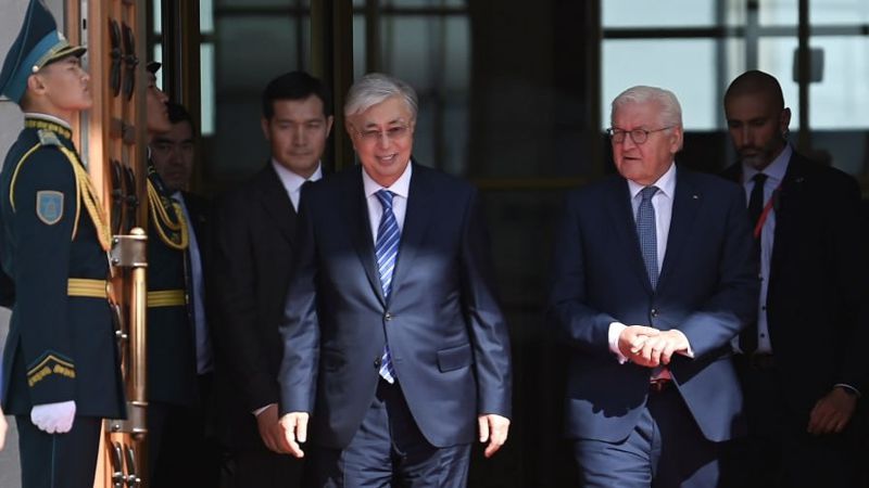 مەملەكەت باسشىسى گەرمانيانىڭ پرەزيدەنتىن اۋەجايدان شىعارىپ سالدى