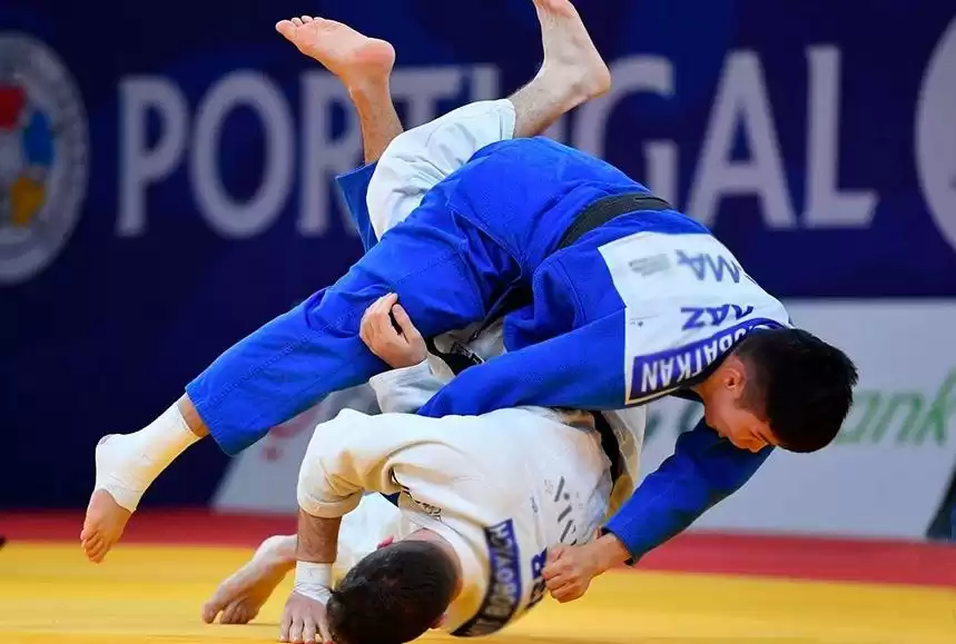 جارىستى جالعىز قولامەن تۇيىندەدى