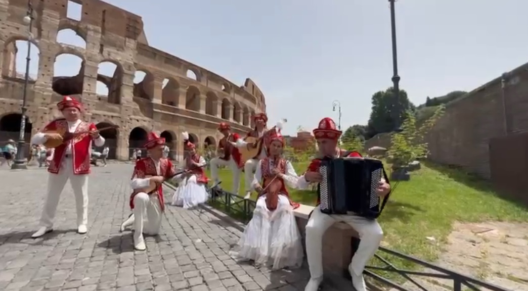 كوليزەيدەگى كۇمبىرلەگەن كۇي