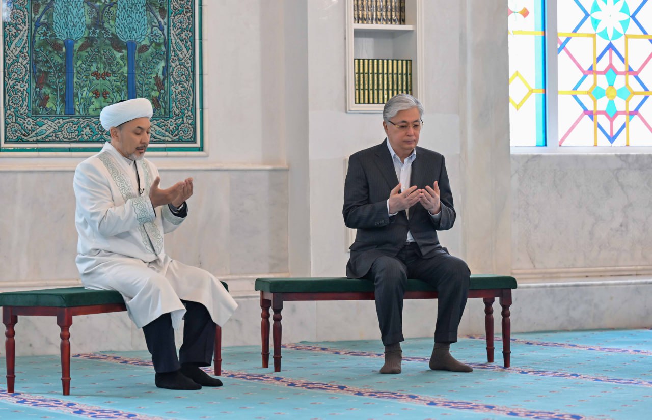 مەملەكەت باسشىسى ازىرەت سۇلتان مەشىتىنە باردى