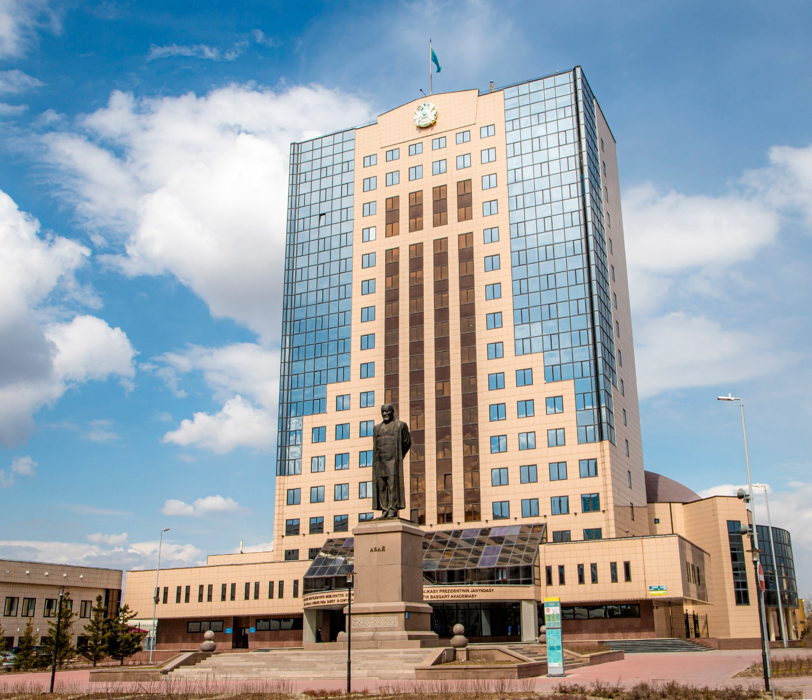 مەملەكەتتىك قىزمەتشىلەردى دايارلاۋعا بولىنگەن گرانتتار سانى بەكىتىلدى