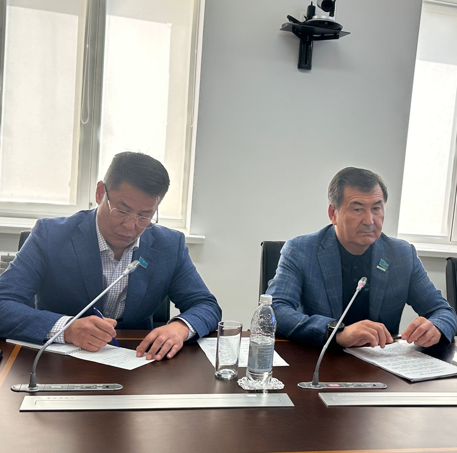 ماجىلىسمەندەر اتىراۋ جۇمىسشىلارىنىڭ ماسەلەسىن كوتەردى