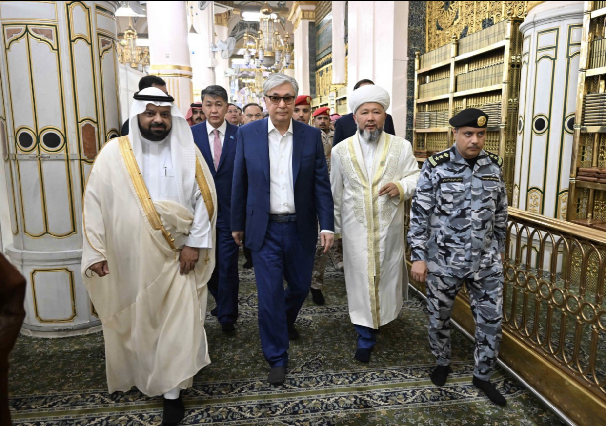 مەملەكەت باسشىسى مۇحاممەد پايعامبار مەشىتىنە زيارات ەتتى