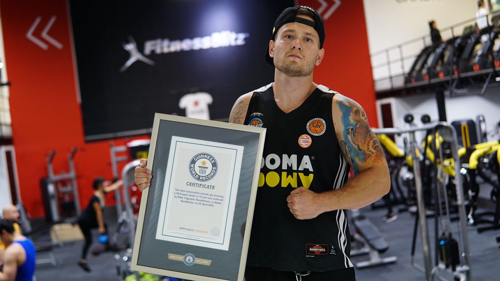 الەم چەمپيونى, گيننەس رەكوردتار كىتابىنا ەنگەن قازاقستاندىق سپورتشى انگليادا كوكونىس تەرىپ ءجۇر