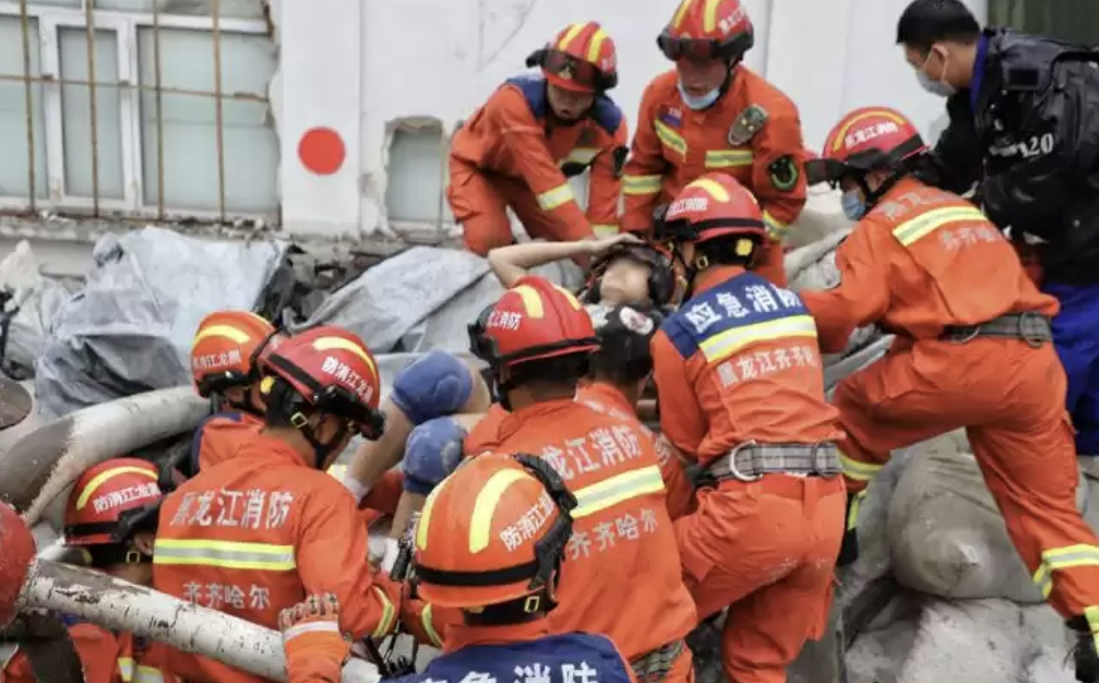 قىتايدا مەكتەپ سپورتزالىنىڭ شاتىرى وپىرىلىپ, 10 ادام كوز جۇمدى