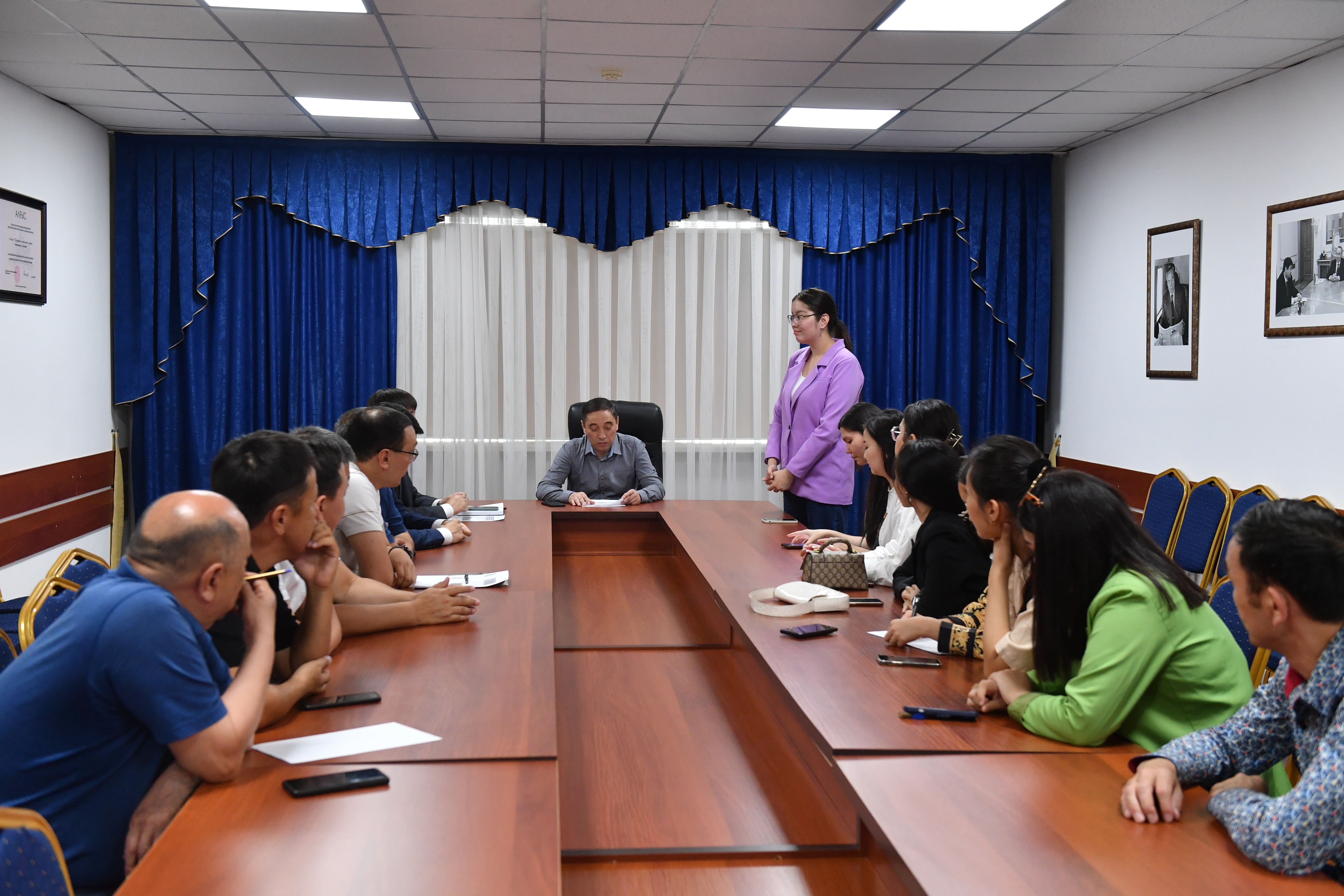 وڭىرلەردەن كەلگەن جاستار «قازاق گازەتتەرىندە» تاعىلىمدامادان وتەدى