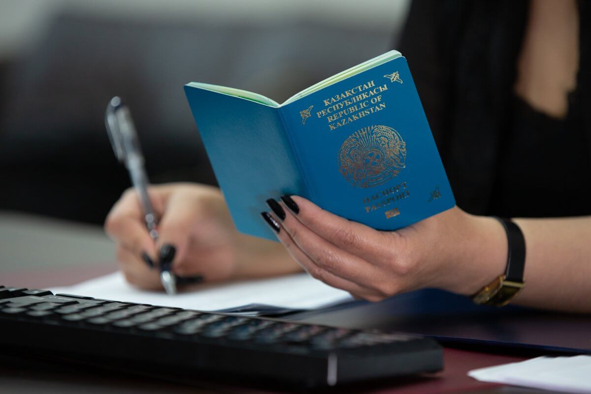 30 جىل بۇرىن موڭعوليادان كوشىپ كەلگەن قانداسىمىز قازاقستان ازاماتتىعىن ەندى الدى