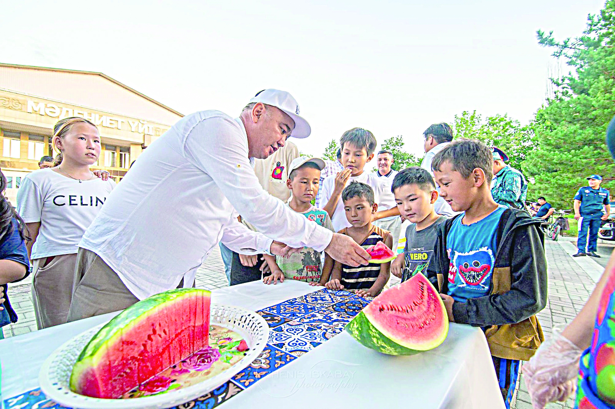 بالالارمەن سەرۋەندەگەن اكىم