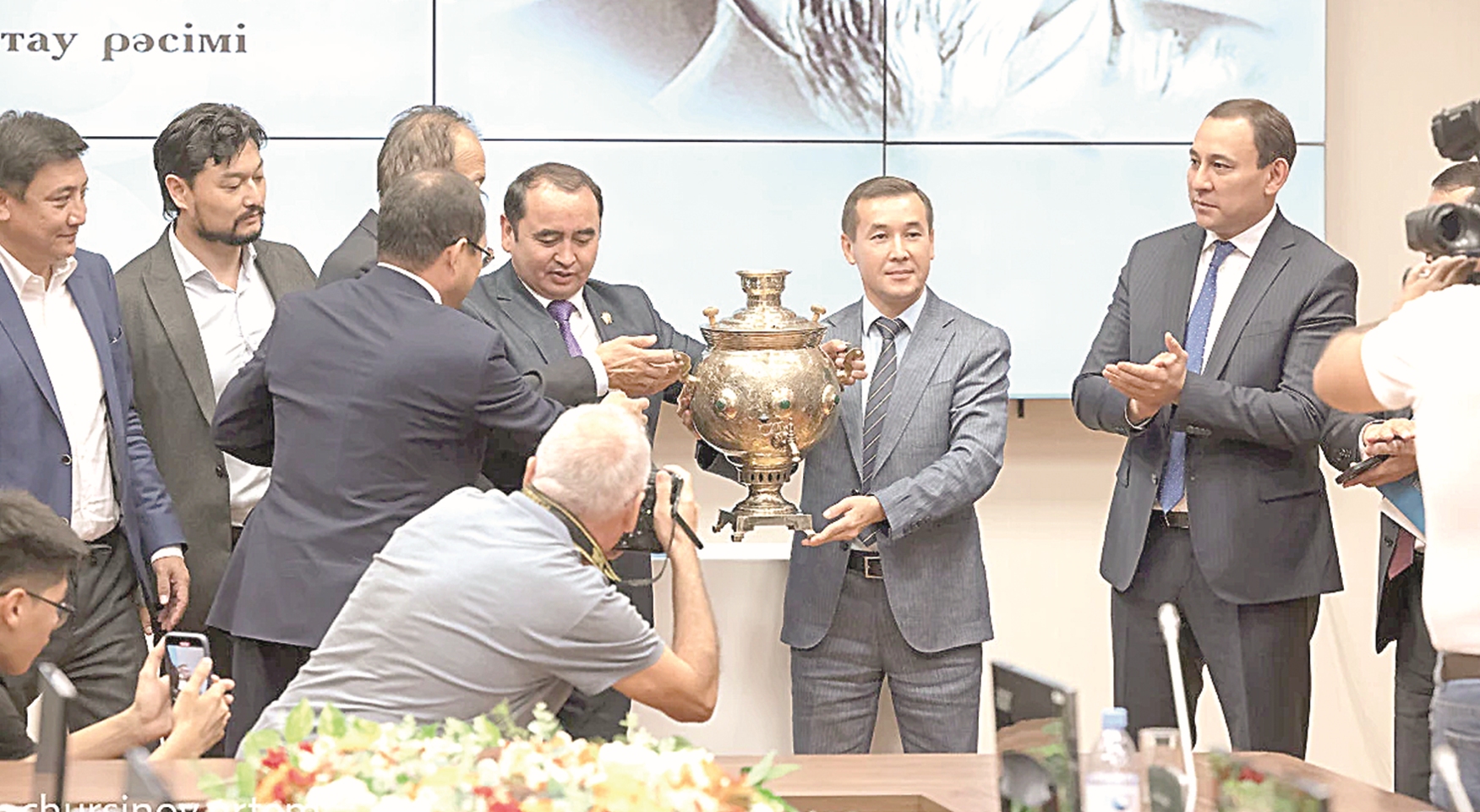 حاكىم شاي ىشكەن ساماۋرىن