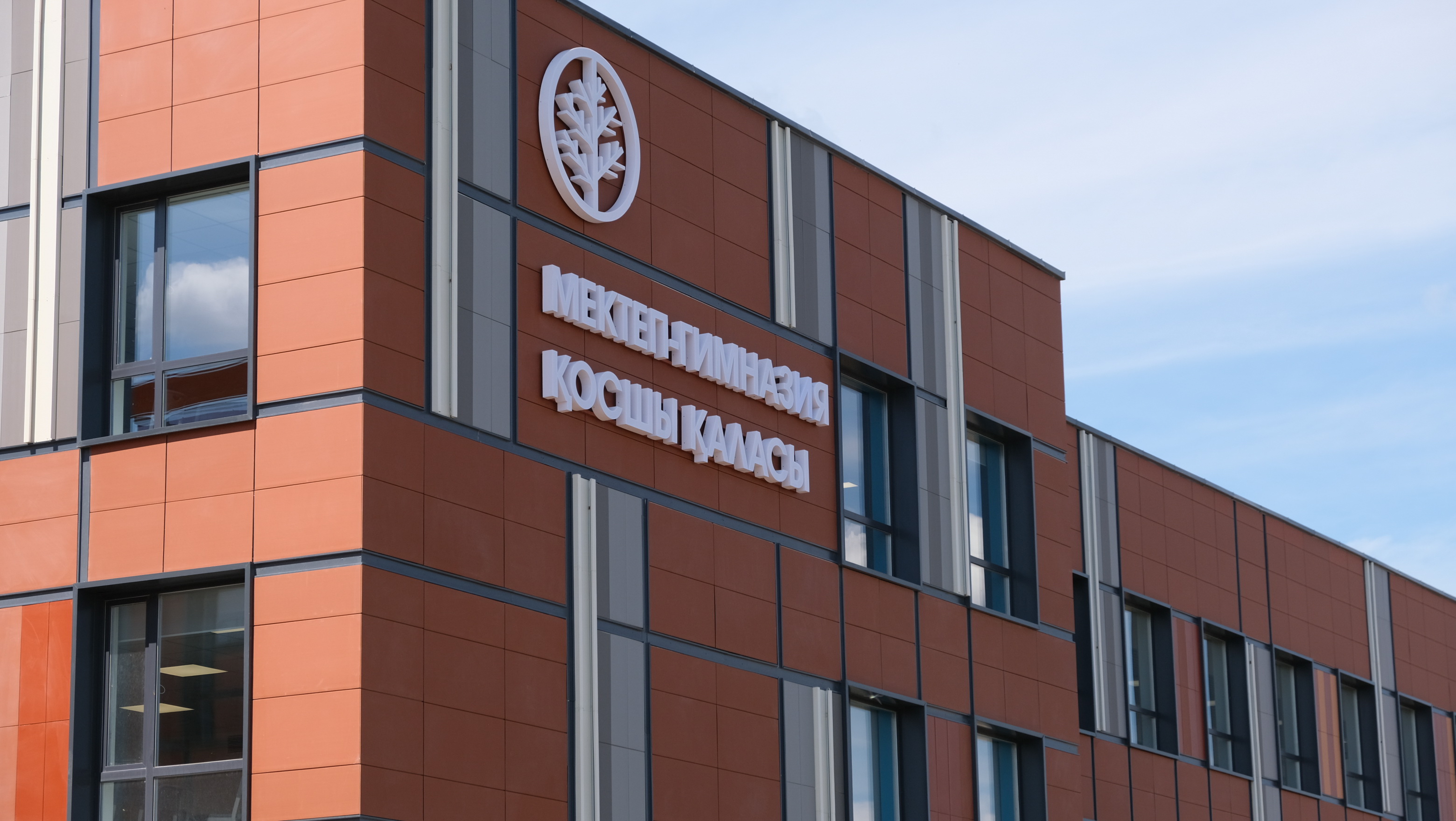 قوسشى ەڭسەلەنىپ كەلەدى