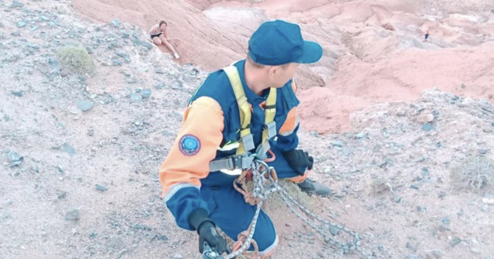 رەسەي ازاماتى شارىن شاتقالىنداعى جارتاستان دومالاپ كەتكەن