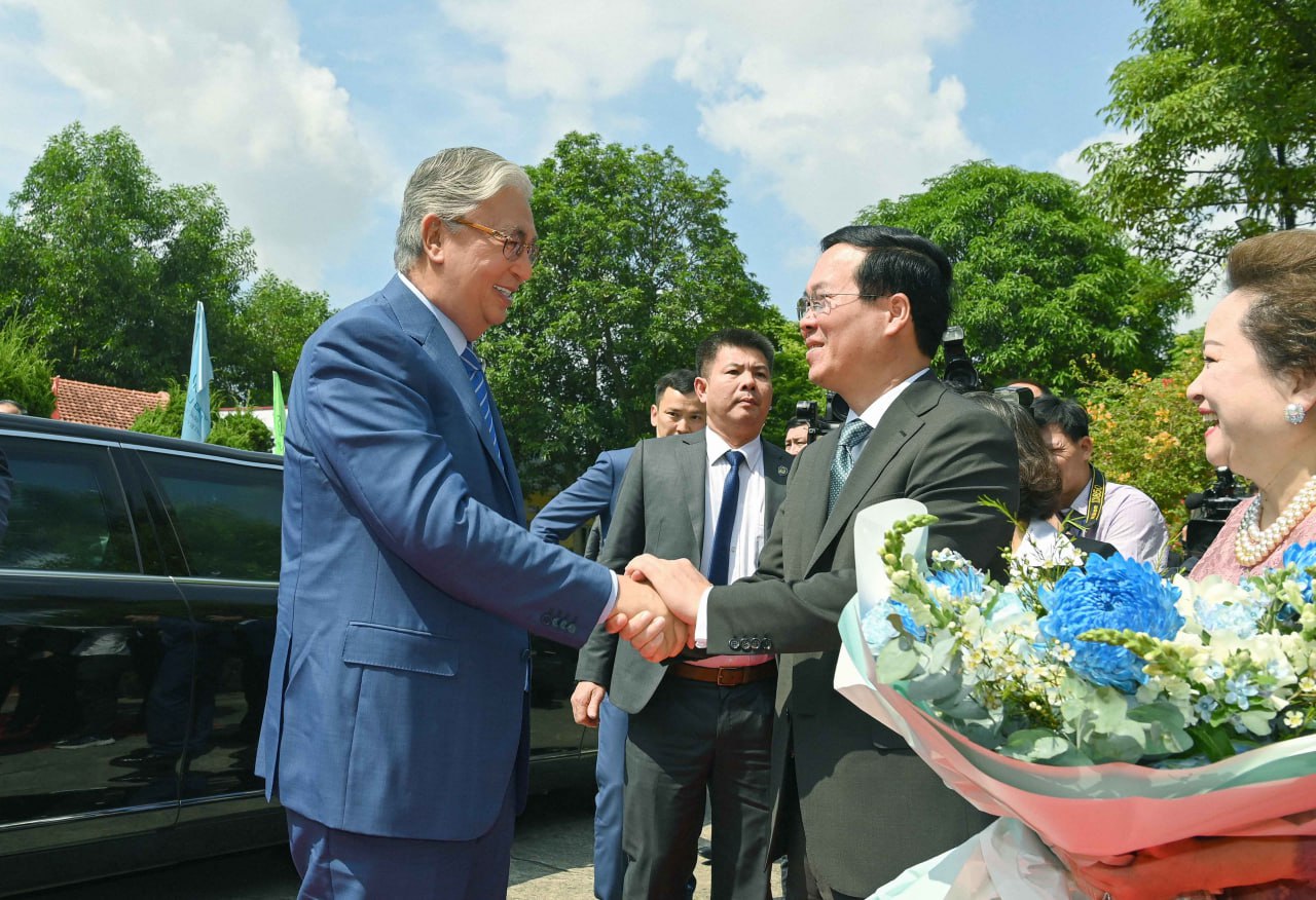 قازاقستان مەن ۆەتنام پرەزيدەنتتەرى كەراميكا بۇيىمدارىن شىعاراتىن دەرەۆنياعا باردى