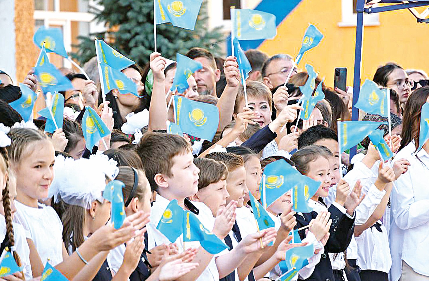 انا تىلىنەن جەرىگەن اتا-انا ورىس سىنىبىن كوبەيتىپ وتىر