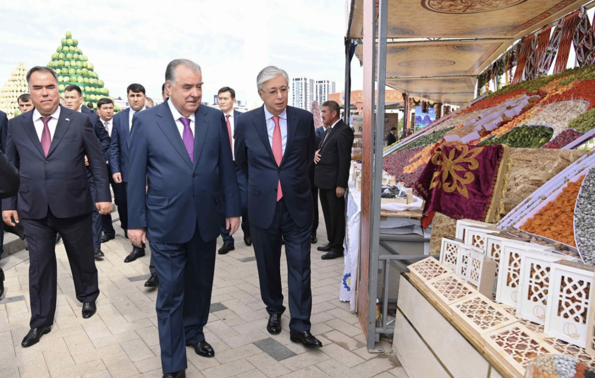 مەملەكەت باسشىسى ەمومالي راحمونمەن اۋىل شارۋاشىلىق جارمەڭكەسىن ارالاپ كوردى