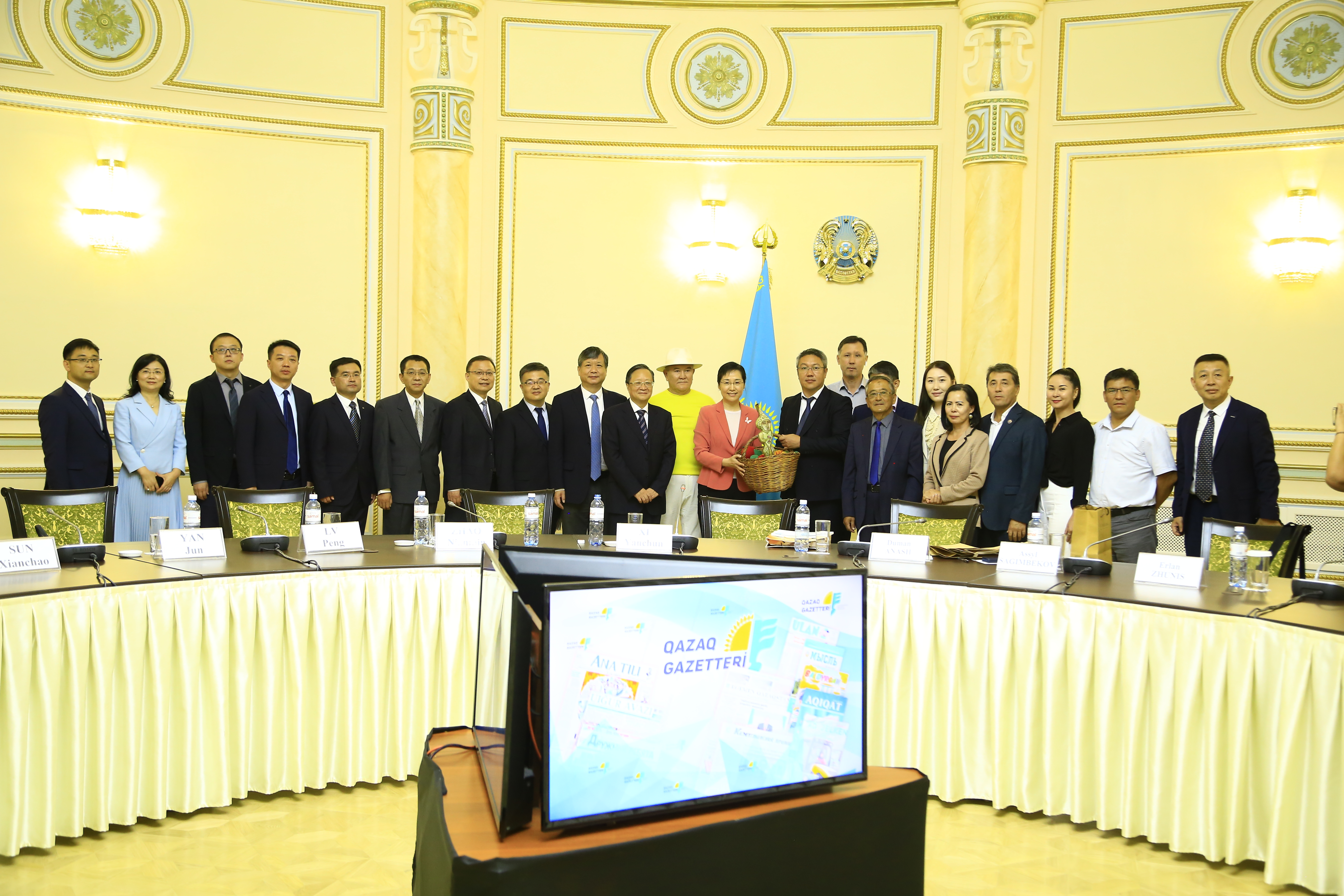 شاندۋننان كەلگەن ارىپتەستەر – «قازاق گازەتتەرىندە»