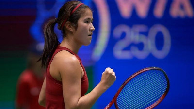 قازاق قىزى  جاراپ تۇر