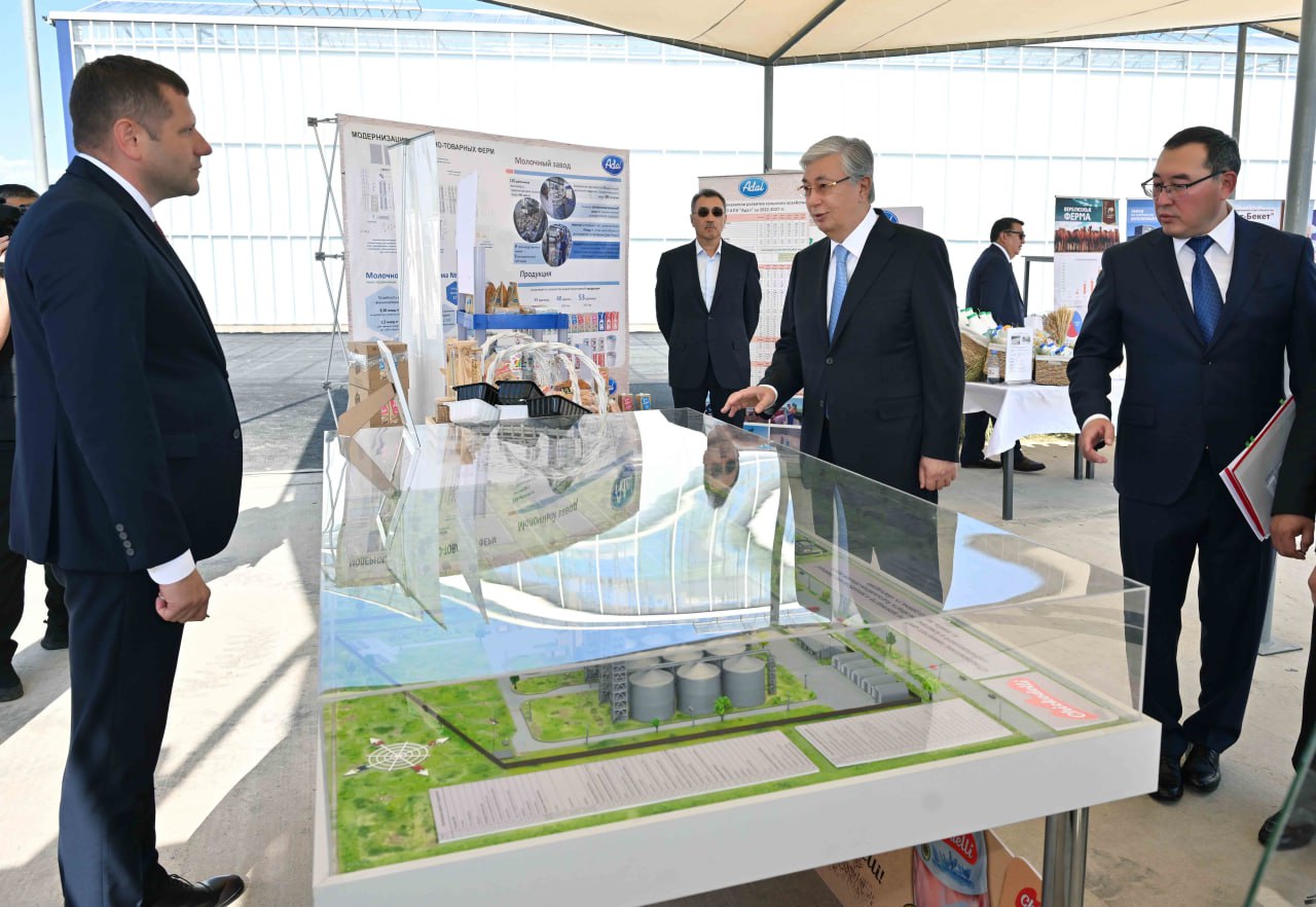 پرەزيدەنت اۋىل شارۋاشىلىعى تاۋارى مەن قۇرىلىس ماتەريالدارىن وندىرۋشىلەر كورمەسىنە باردى