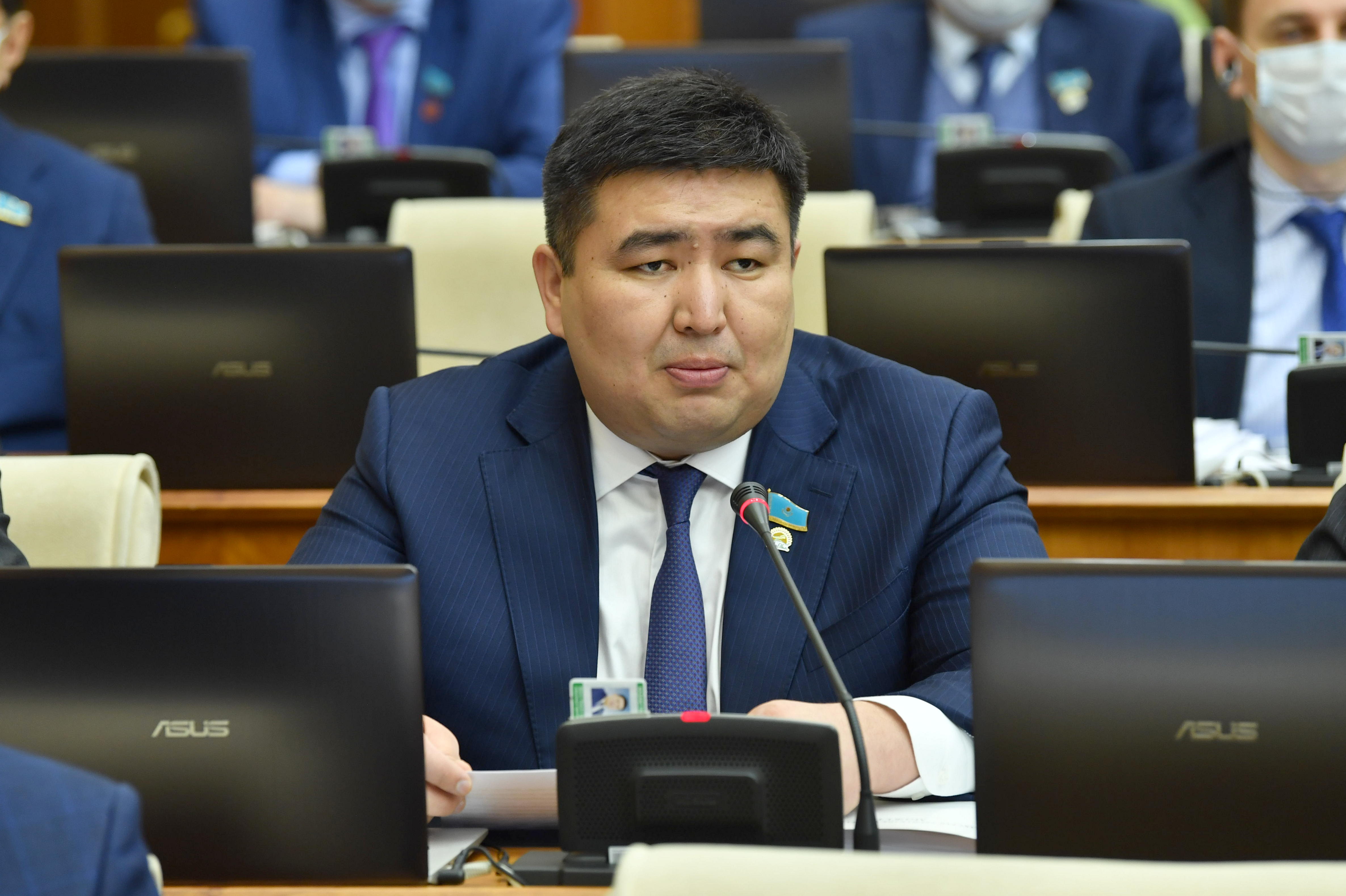 دەپۋتات تەمىرجول بيلەتتەرىنىڭ تاپشىلىعىن سىنعا الدى