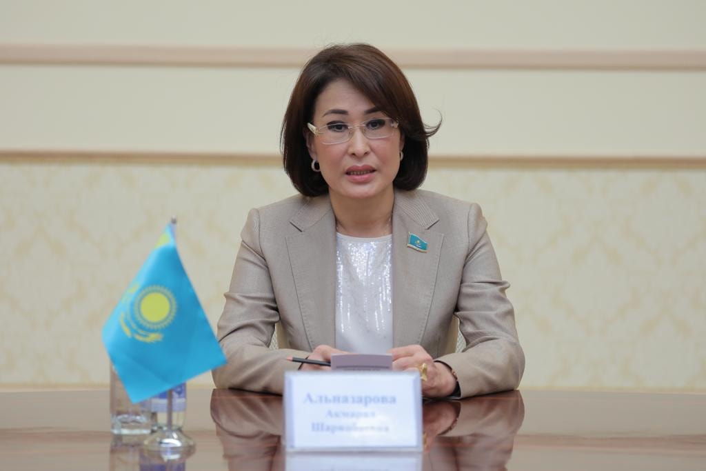 مەديتسينا وقىتۋشىلارىن ىنتالاندىرۋ كەرەك – سەناتور