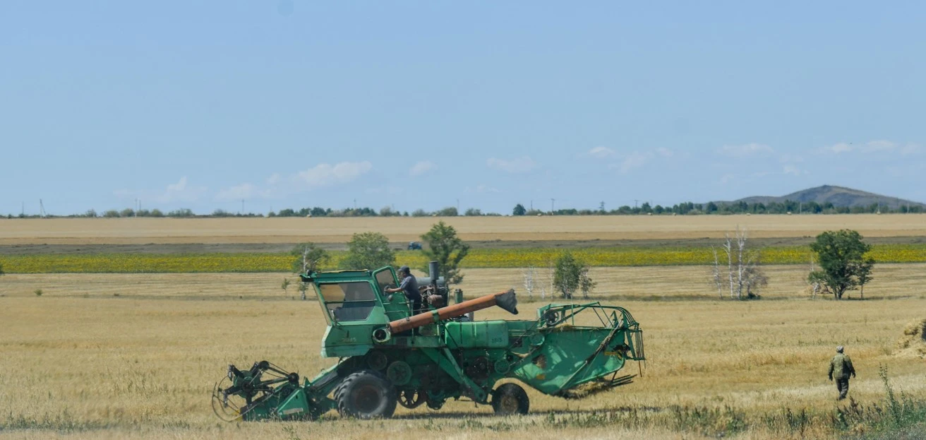 توزعان تراكتور, قيراعان كومباين... جاڭا تەحنيكاعا فەرمەردىڭ قولى قاشان جەتەدى؟