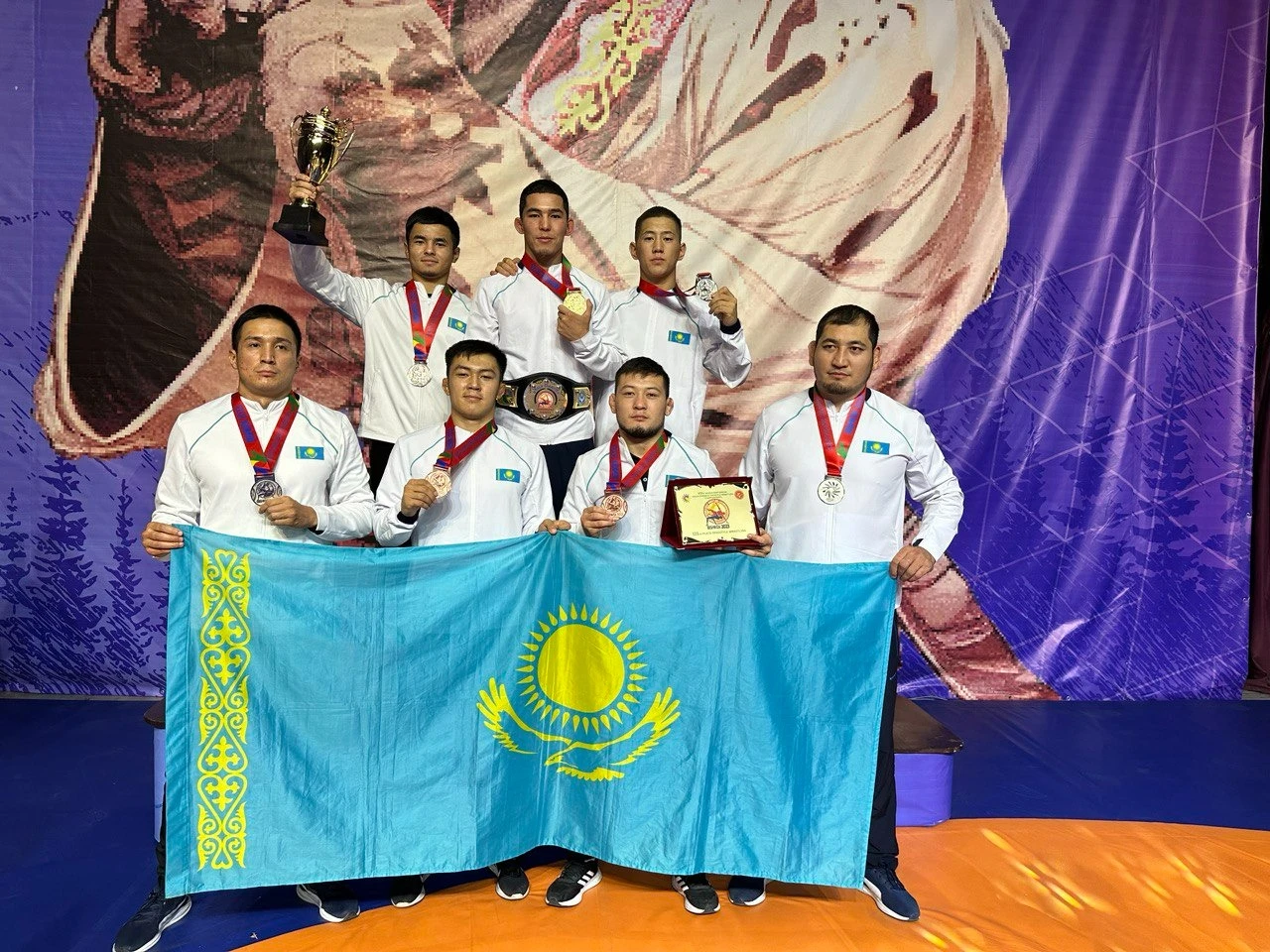 قازاق بالۋاندارى بىشكەكتەگى الەم چەمپيوناتىندا كوش باستادى