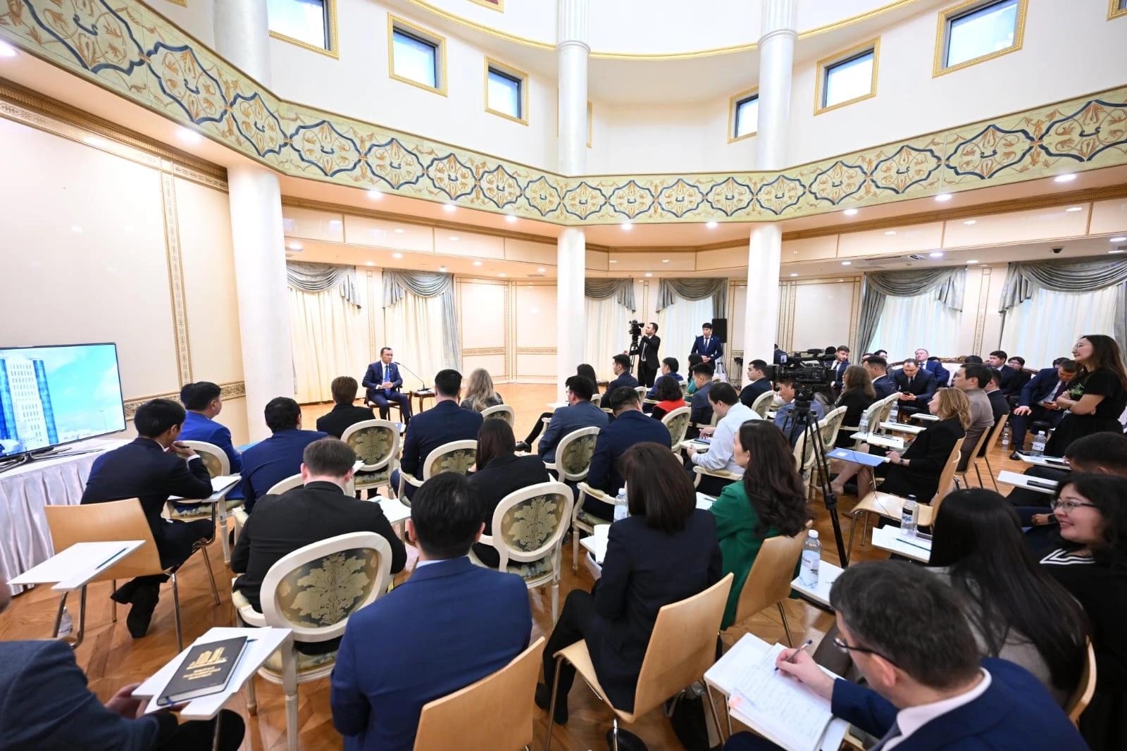 جاس ساراپشىلار كلۋبى: ۇلگى مەن ىزدەنىس