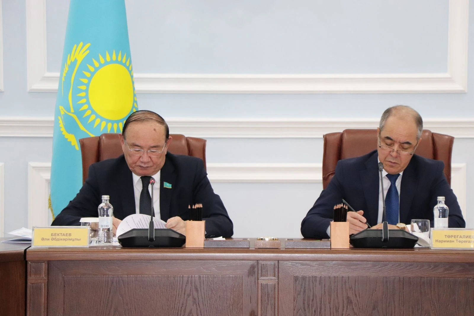 سەنات: كوشپەلى وتىرىستا كيىك ماسەلەسى تالقىلاندى