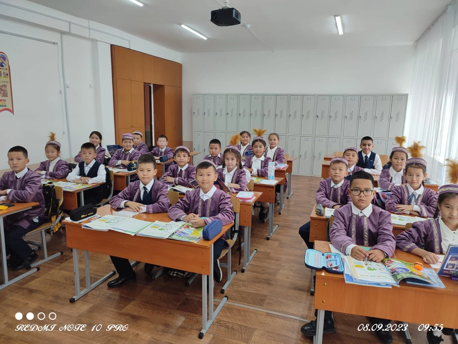 مەكتەپكە دە ۇلتتىق كيىم جاراسادى