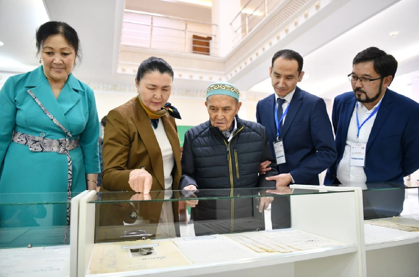 ادەبيەت ابىزى