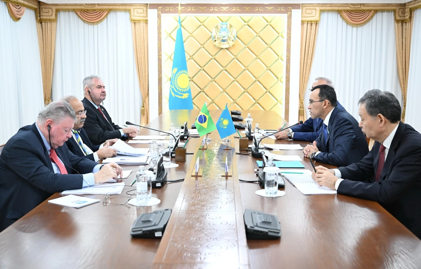 برازيليا دەپۋتاتتارىمەن كەزدەستى