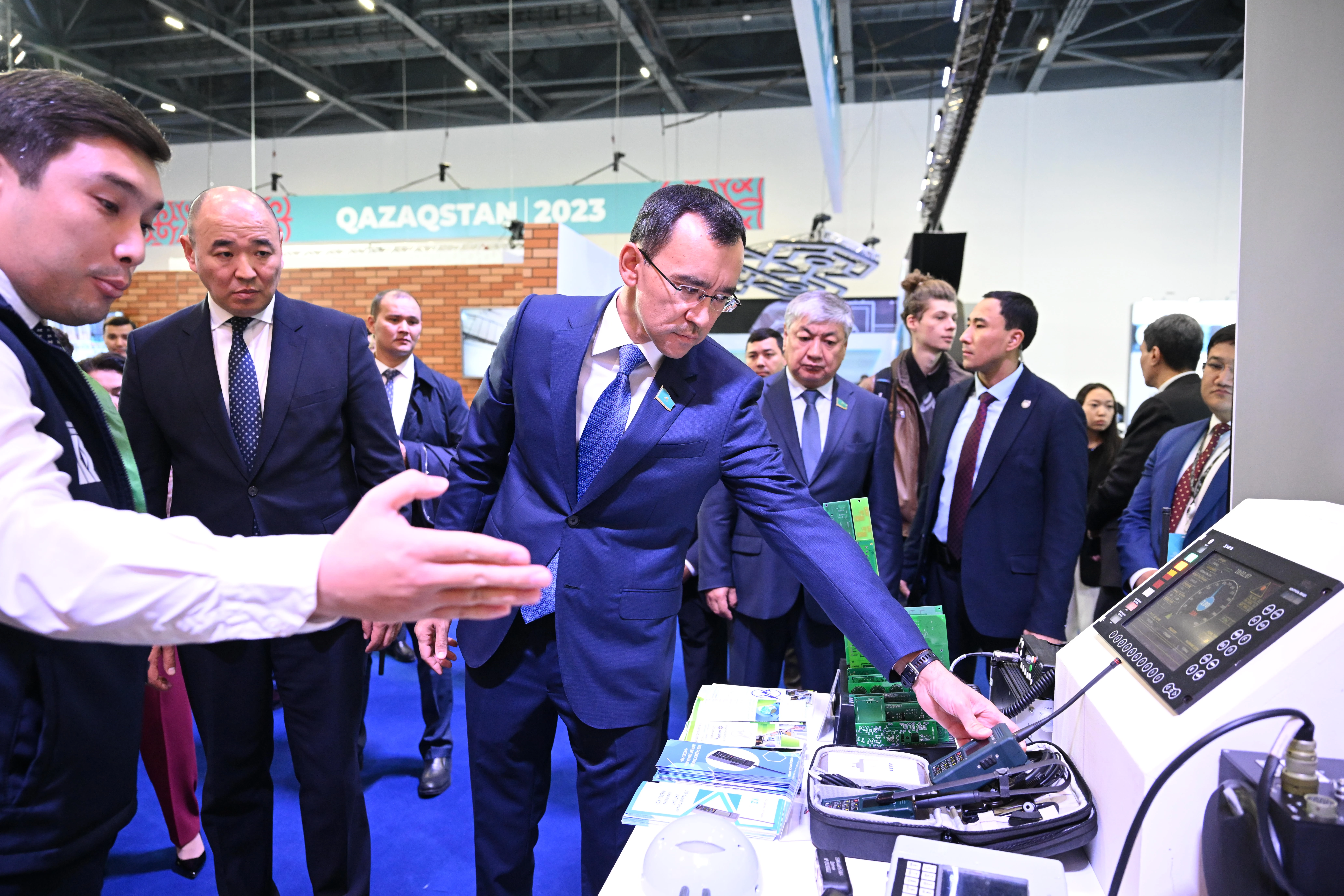 سەنات توراعاسى ونەركاسىپتىك كورمەنى ارالادى