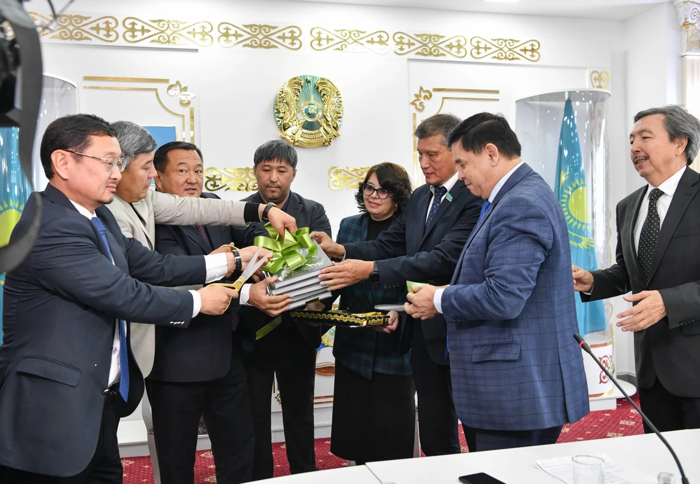 ساندىقتان شىققان سۋرەتتەر