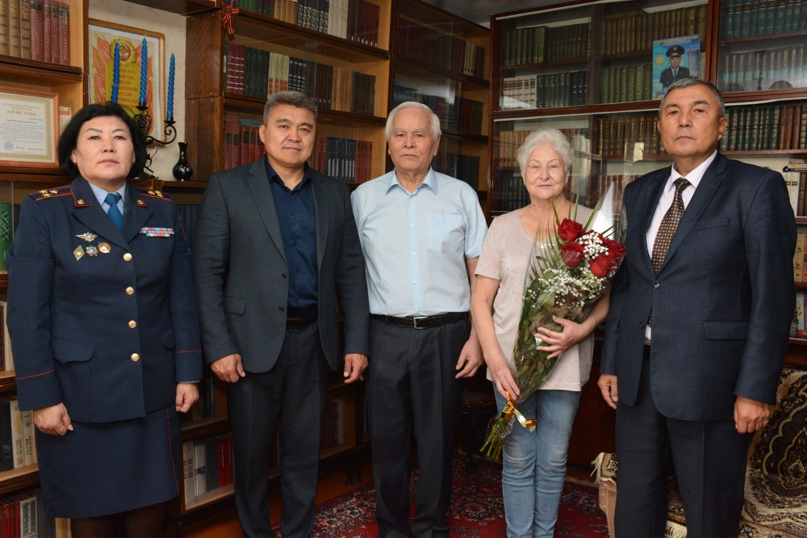 قارت پوليتسەيدى قۇتتىقتادى