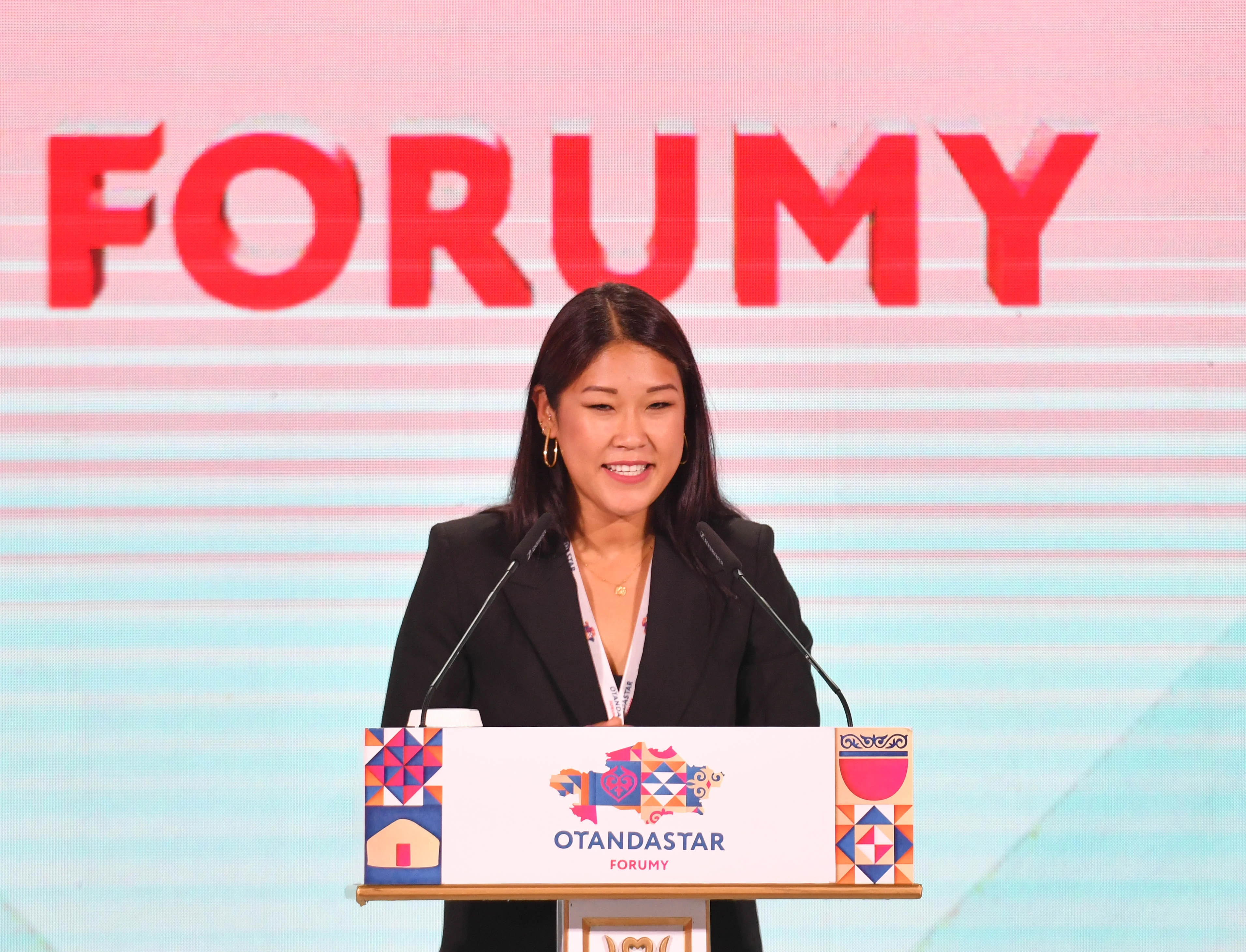 فرانتسياداعى شەنەۋنىك قازاق قىزىنىڭ اكەسى تەرى يلەپ, اناسى مەيرامحانادا جۇمىس ىستەيدى