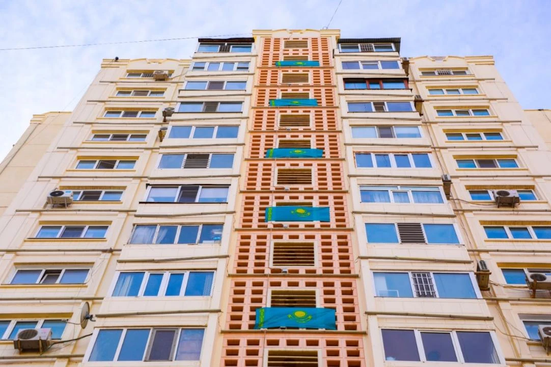 ەلوردادا رەسپۋبليكا كۇنىنە وراي  مىڭنان استام تۋ جەلبىرەدى