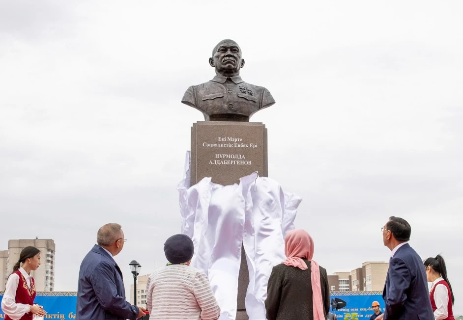 ەڭبەك باتىرىنىڭ ەڭسەسى بيىك