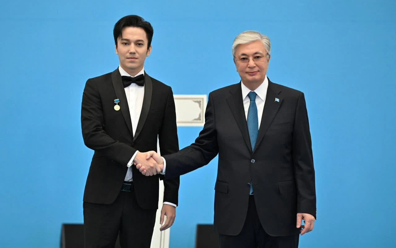 ديماشقا قازاقستاننىڭ حالىق ءارتىسى اتاعى بەرىلەتىنى 1999 جىلى ايتىلعان (ۆيدەو)